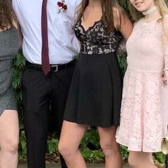 Size 2/4 or xs/s, color is Black and Tan. - Picture 3 of 4